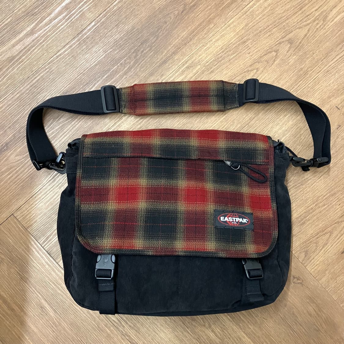 N224 이스트팩 체크 코듀로이 크로스백 상품이미지1