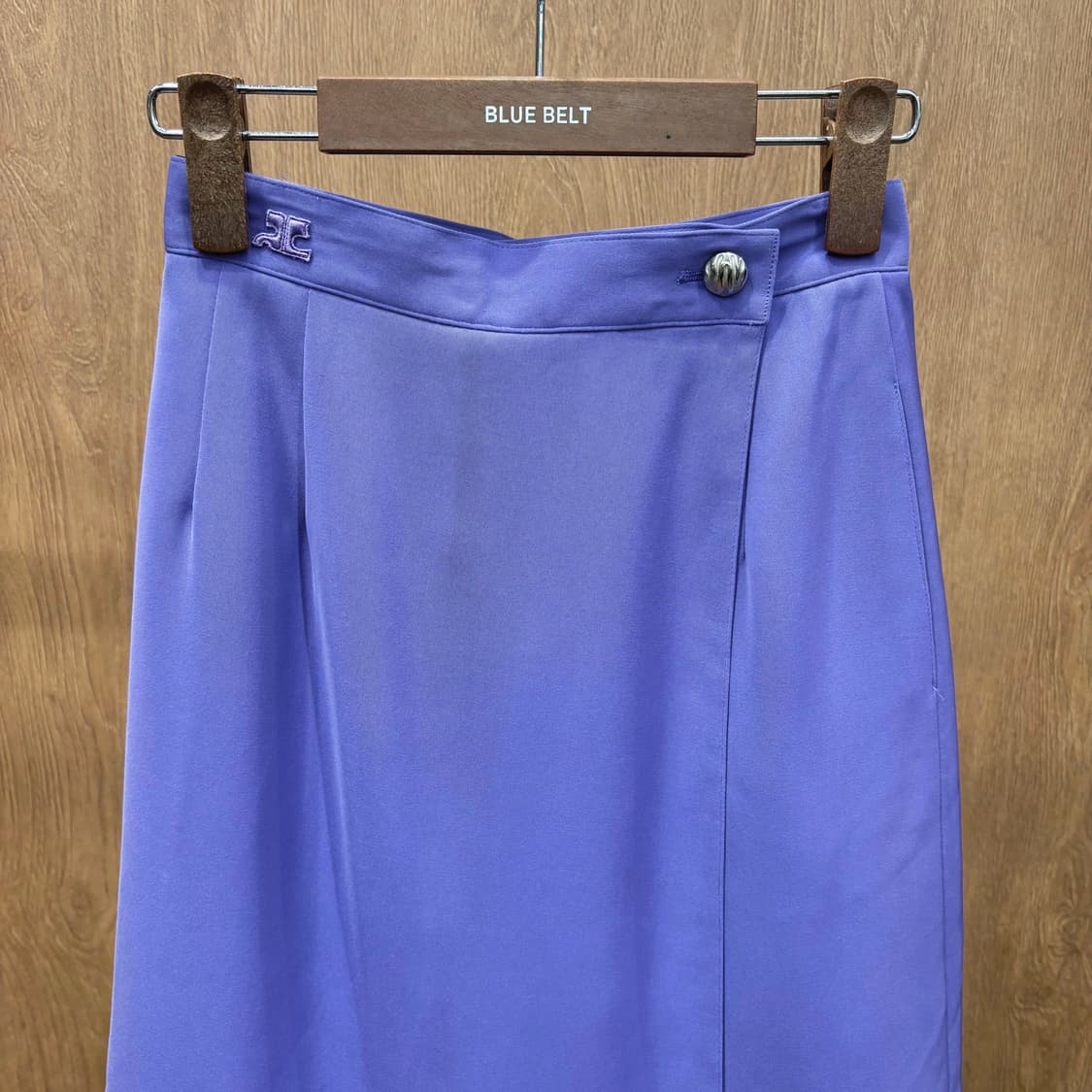 꾸레쥬 플리츠 미디 스커트 버튼 랩 로고 자수 디테일 A라인 라이트 퍼플 상품이미지4