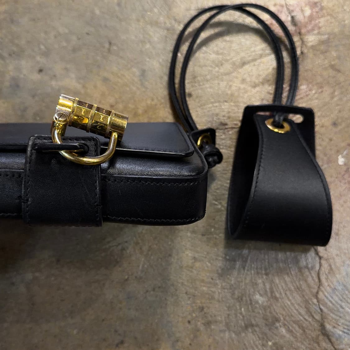 톰포드 커프 레더 미니백 상품이미지7