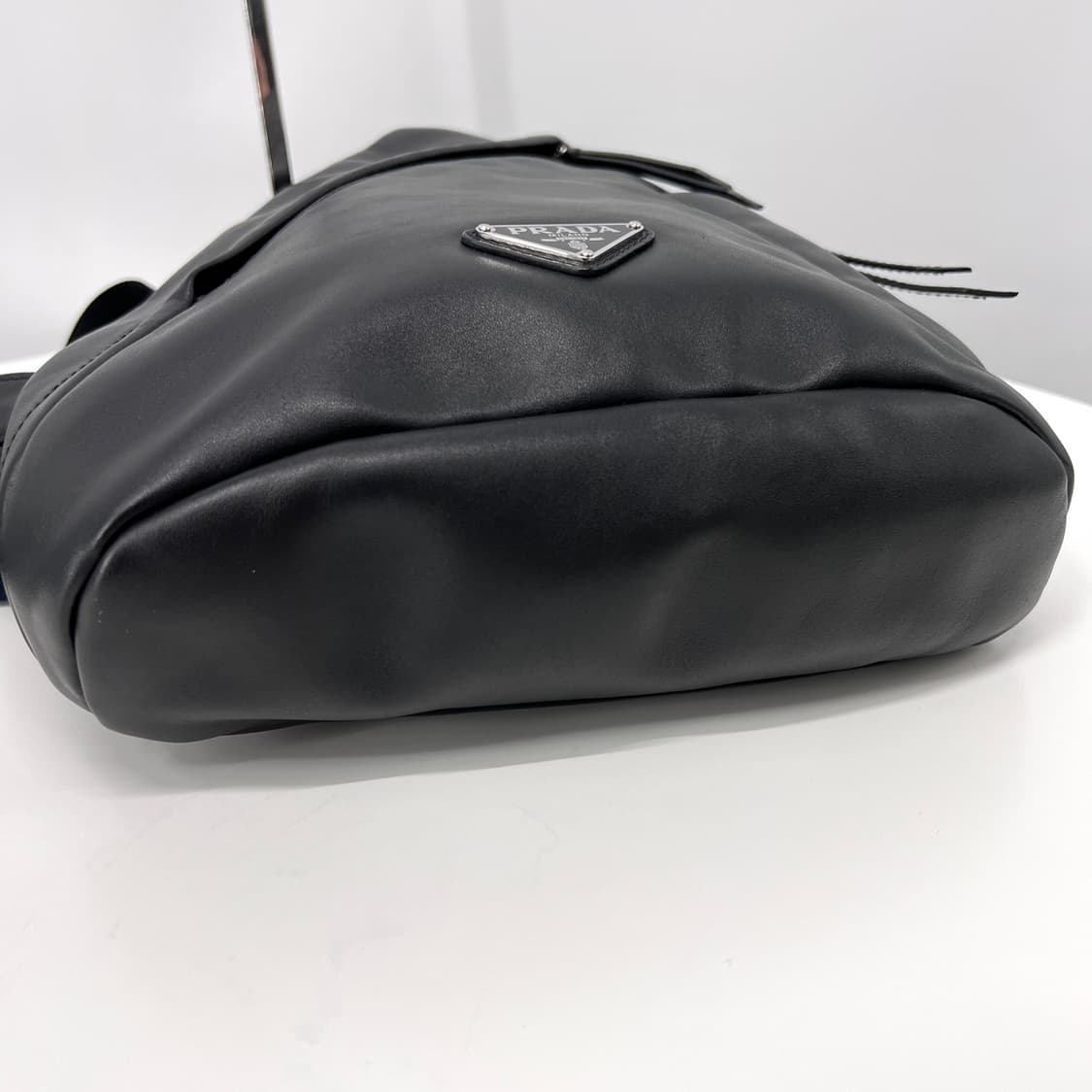 프라다 삼각로고 레더 슬링백 백팩 블랙 (2VZ092) 상품이미지8
