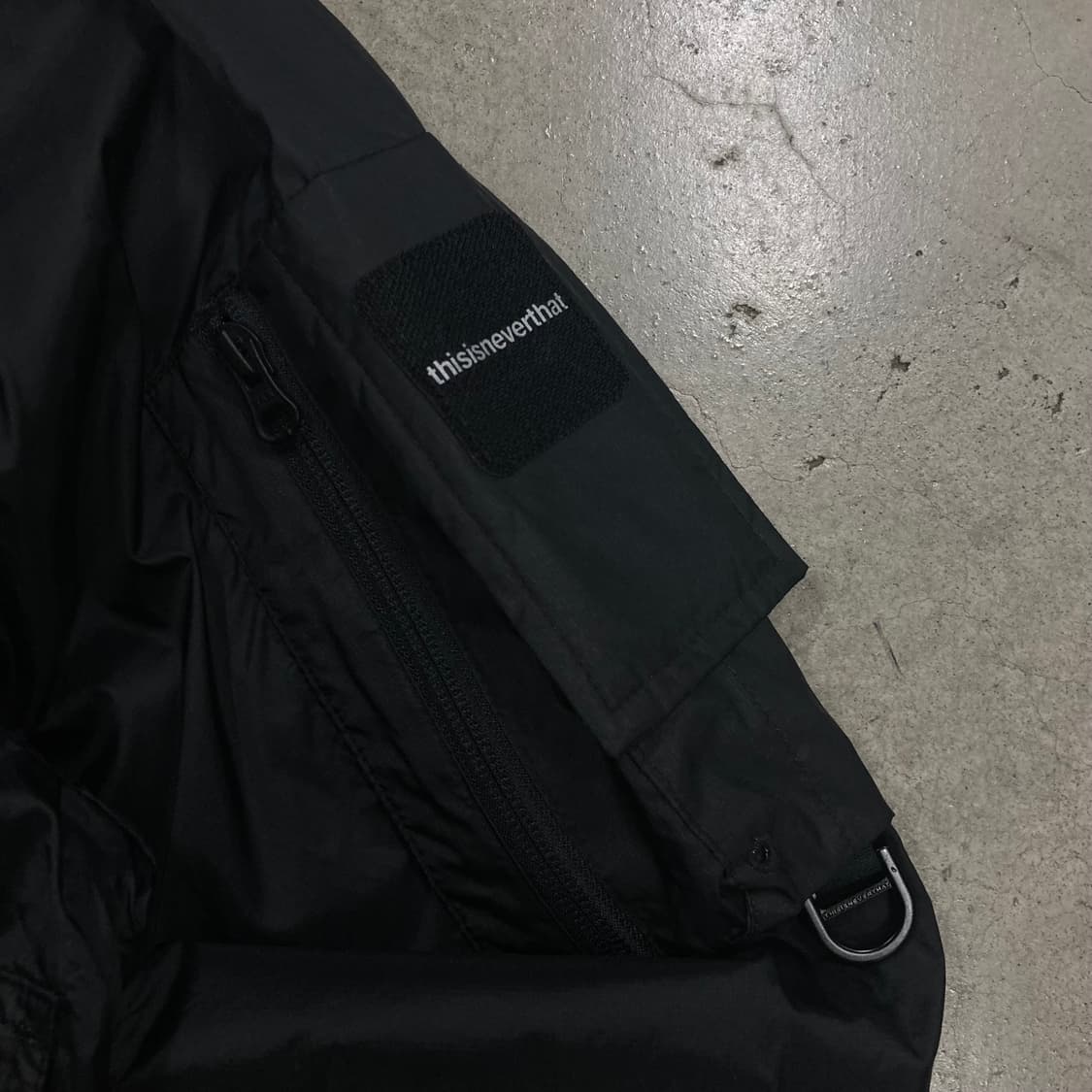 디스이즈네버댓 블랙 컬러 스펠아웃 바람막이 상품이미지4