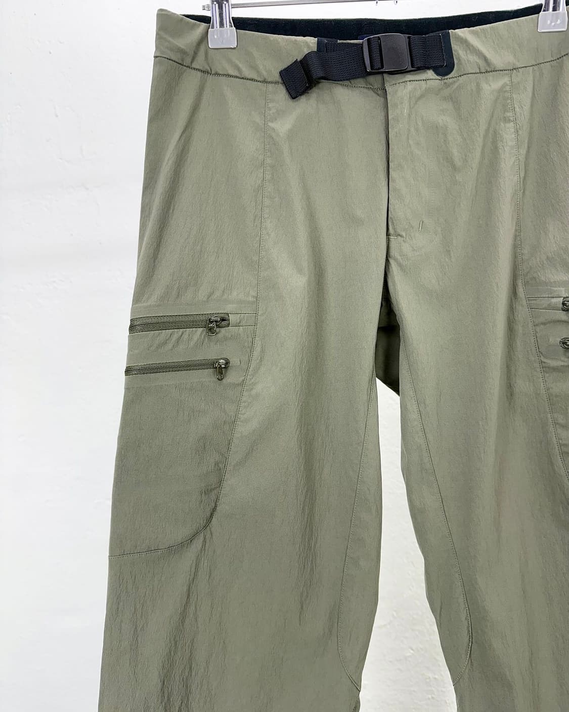 아크테릭스 펠리세이드 카키 멀티 지퍼 나일론 팬츠 상품이미지2