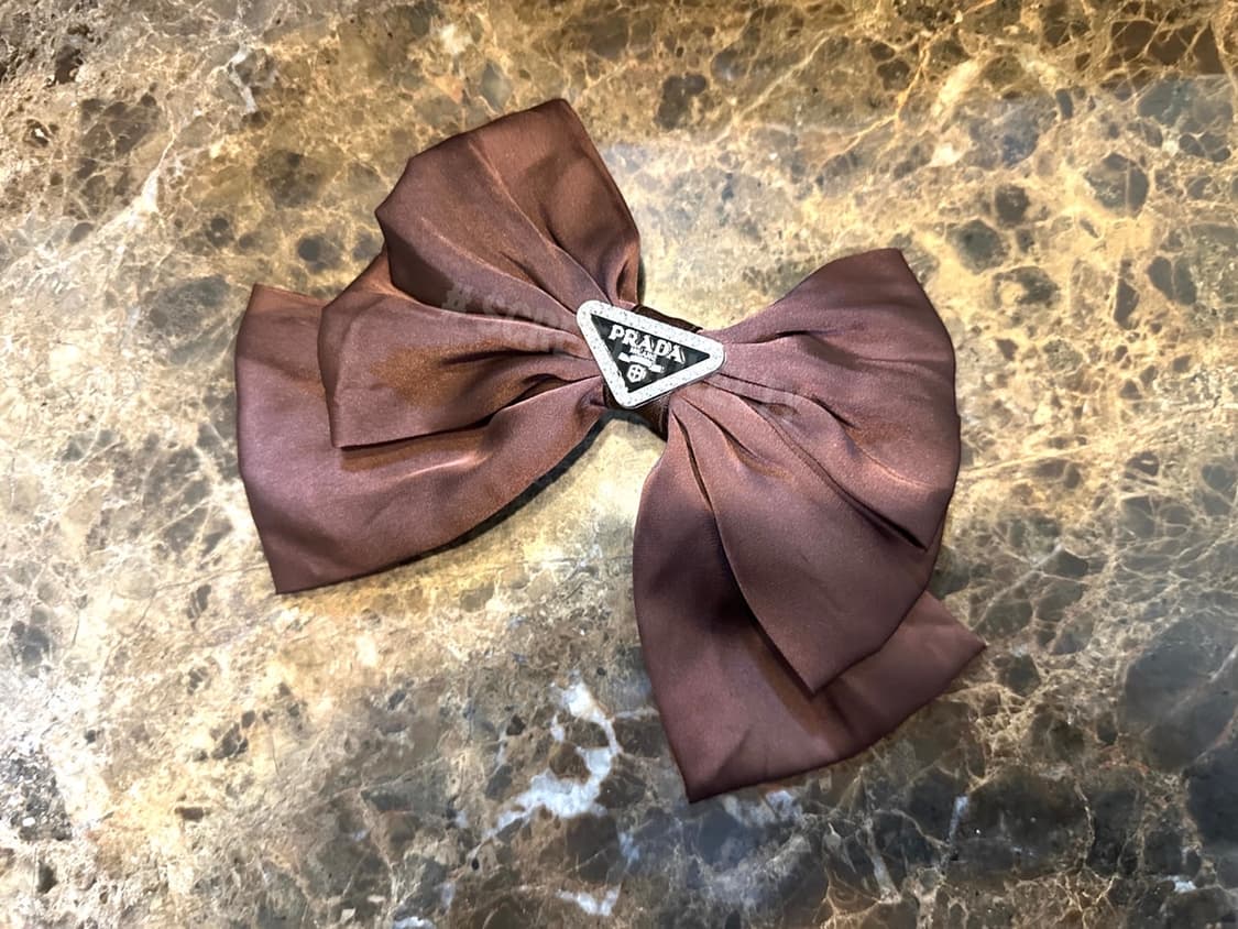 프라다 블랙로고  헤어핀 브라운 상품이미지1
