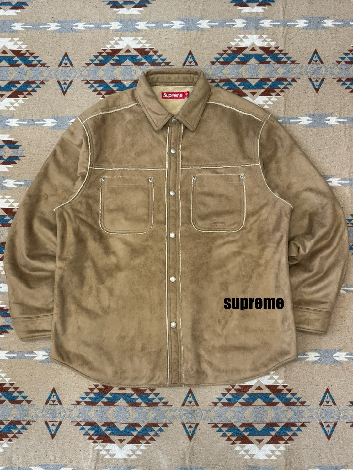 [L] 슈프림 포우 스웨이드 스냅 셔츠 탄 - 25FW 상품이미지1