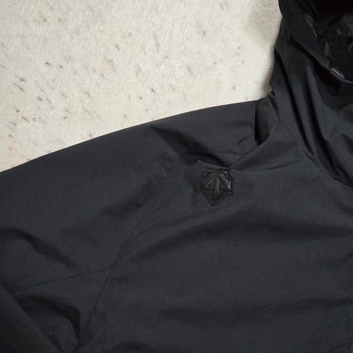 데상트 블랙 바람막이 자켓 상품이미지3