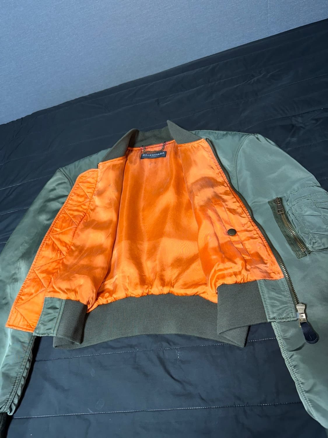 발렌시아가 17s/s 크롭 봄버 카키 (M) 상품이미지3