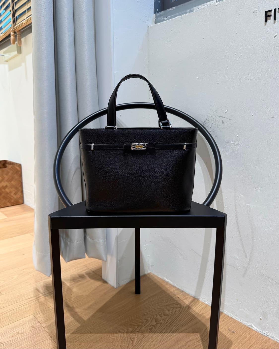 발렌시아가 블랙 BB 로고 레더 토트백 상품이미지1