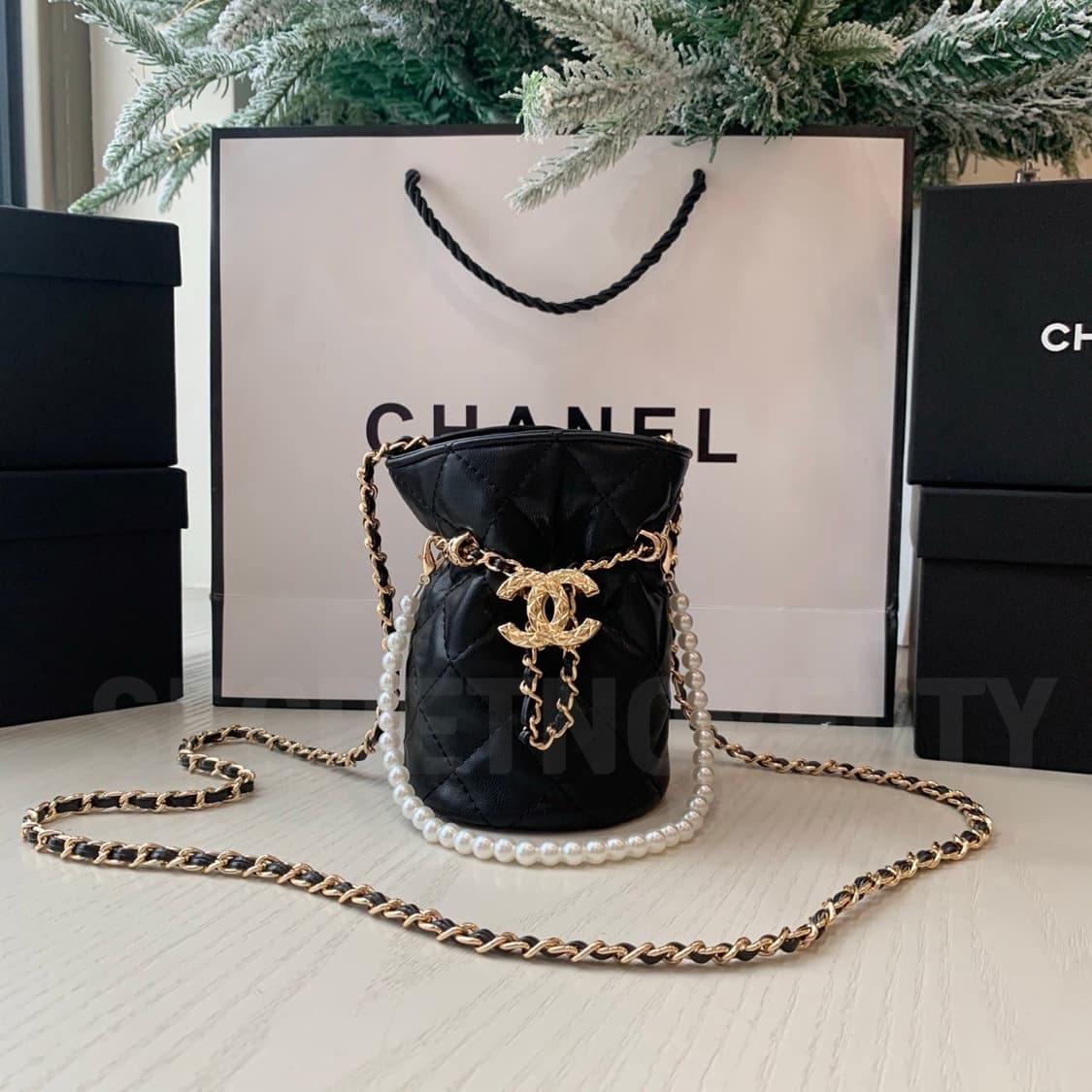 샤넬뷰티 미니 버킷백 진주체인 크로스백 블랙 드로스트링 백 상품이미지4