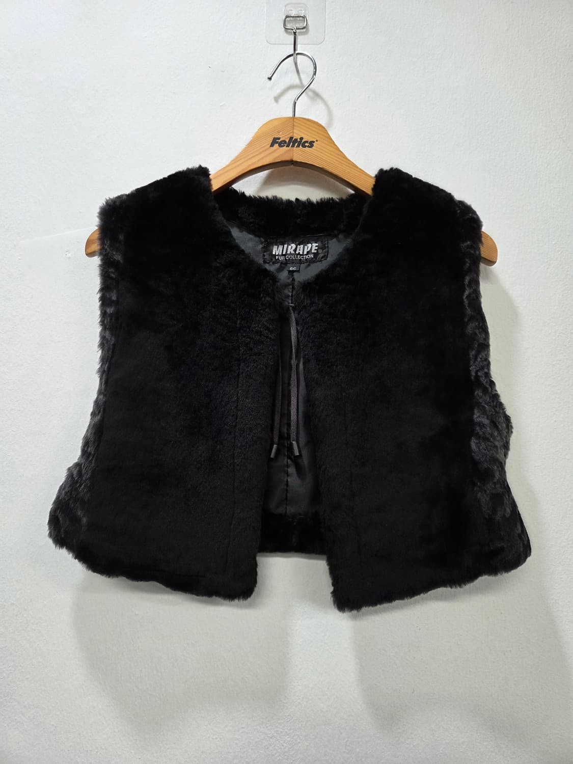 MIRAPE 블랙 퍼 조끼 크롭 상품이미지1