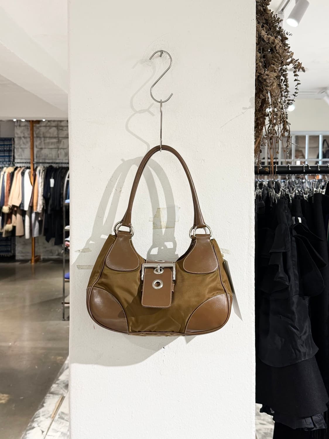 프라다 브라운 테수토 문 나일론 레더 숄더백 상품이미지2