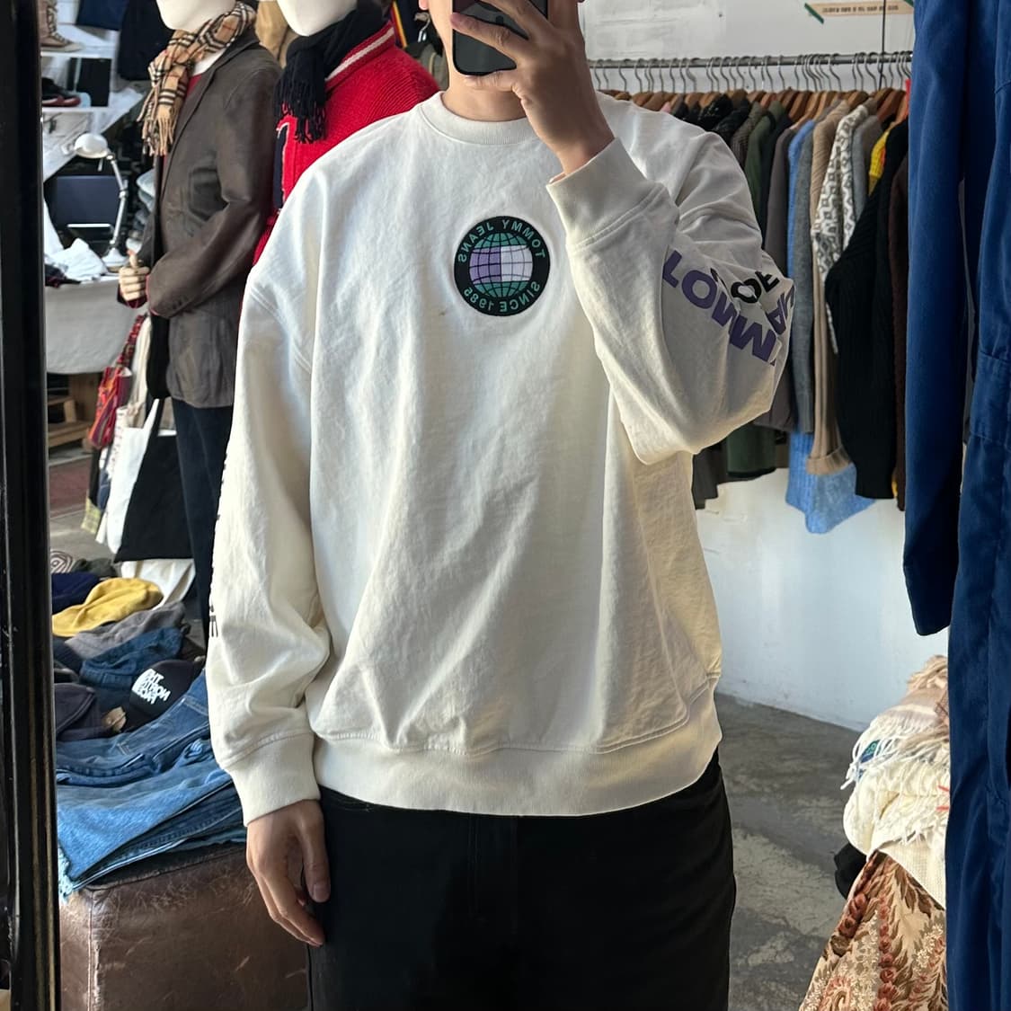 (착용컷) TOMMY JEANS 스웻 셔츠 (남성용 103) 상품이미지3