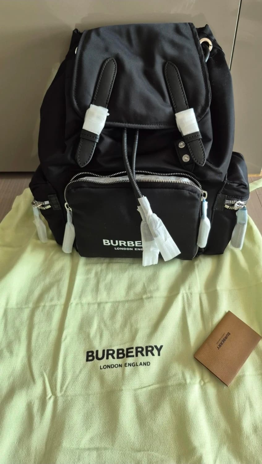 버버리 백팩 블랙 미디움사이즈 상품이미지1
