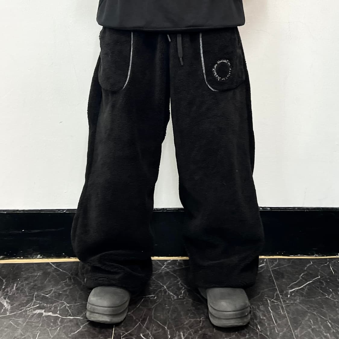 마뗑킴 오버사이즈 플리스 루즈 핏 팬츠 블랙 상품이미지2