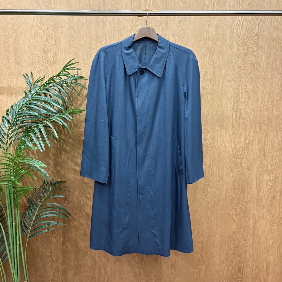 입생로랑 미니멀 싱글 코트 레귤러 카라 사이드 사선 포켓 디테일 네이비 상품이미지1