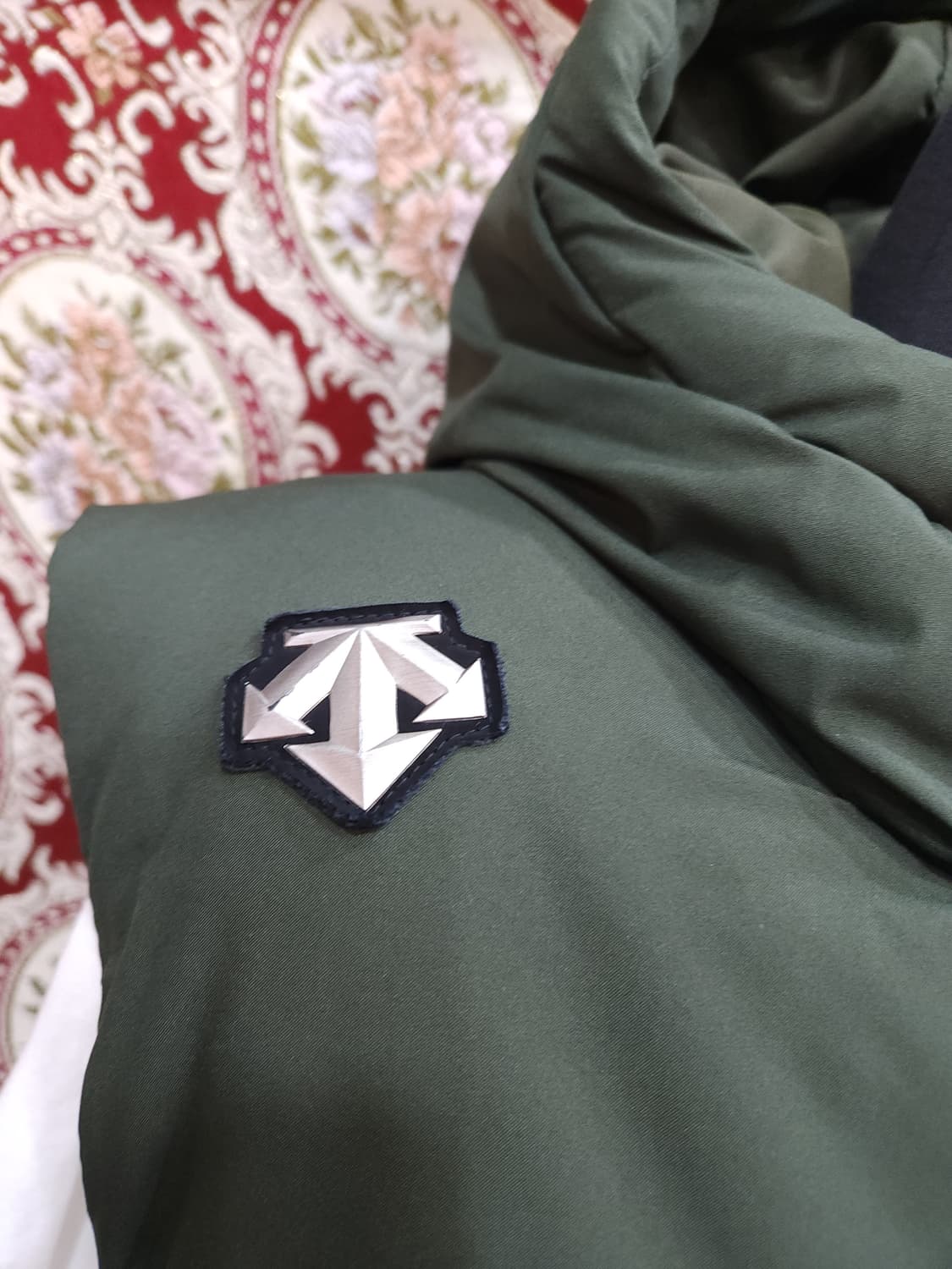 데상트 후디 캐논 오리털 패딩조끼

 상품이미지2