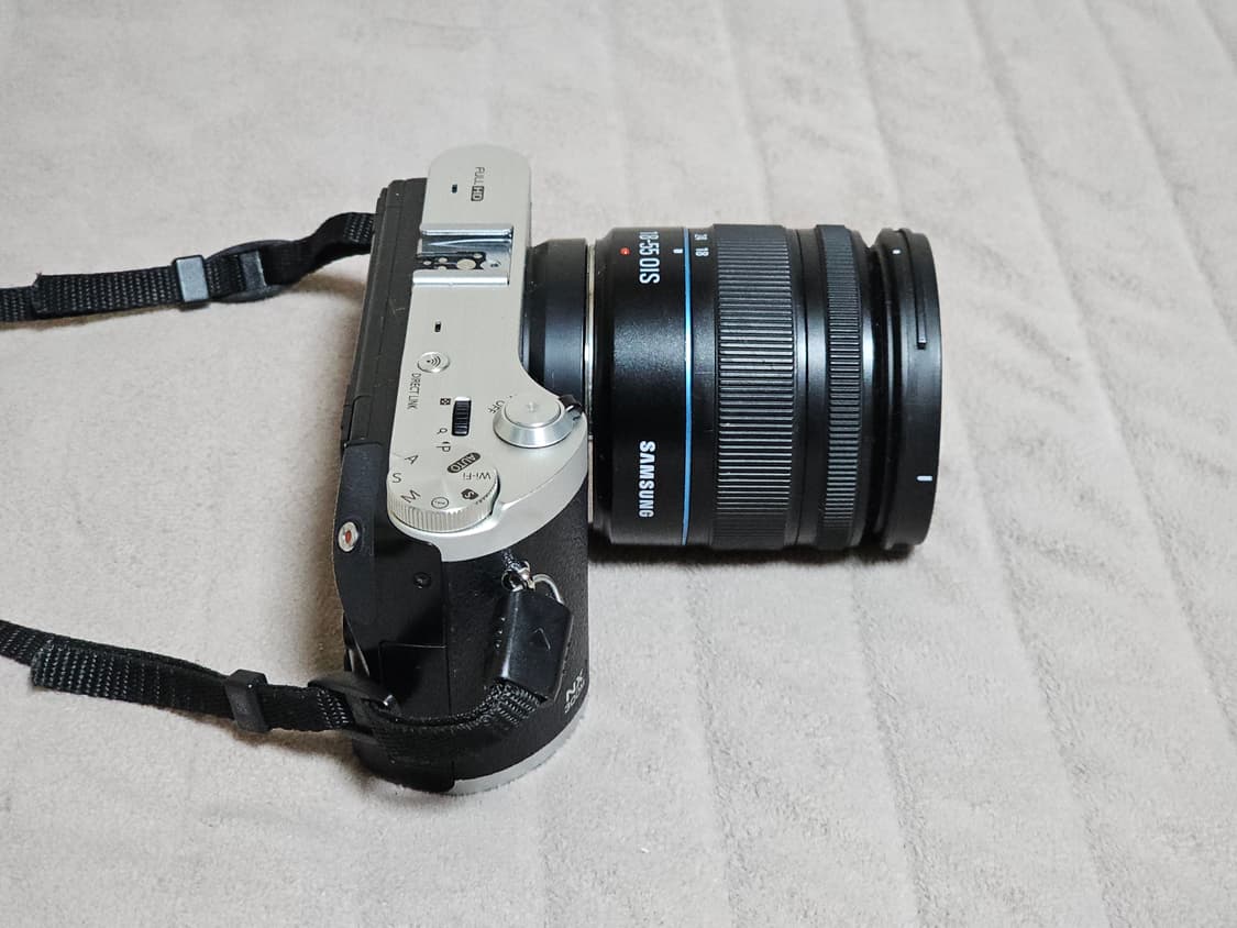 삼성 NX300M 미러리스 카메라와 18-55mm 렌즈 상품이미지6