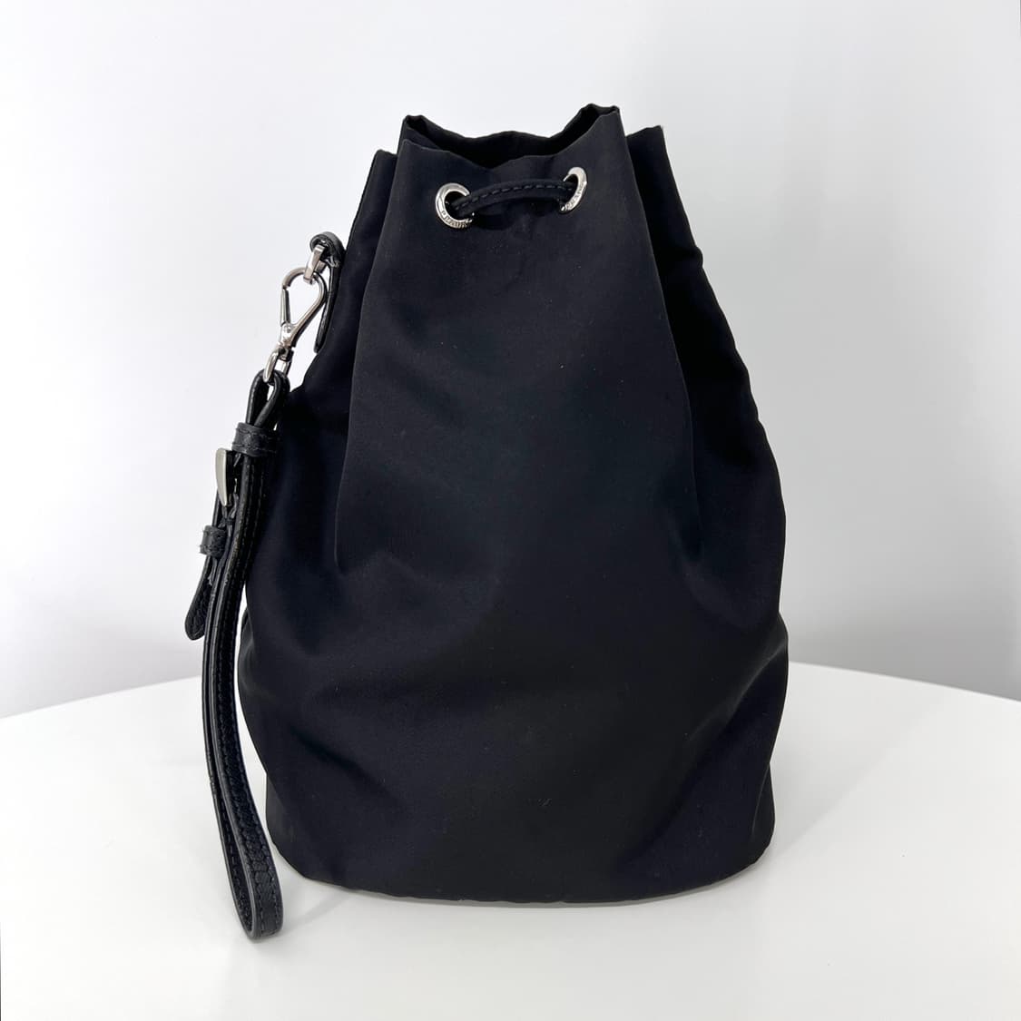 프라다 나일론 삼각로고 버킷 파우치 블랙 상품이미지4