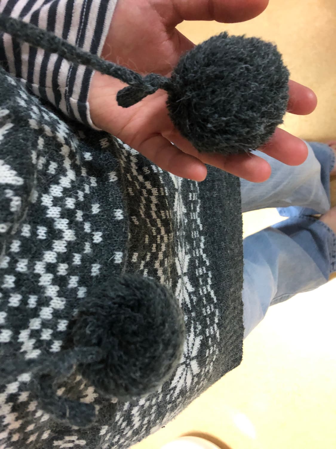 노르딕 차콜 후드 니트 원피스 폼폼 니트 상품이미지3