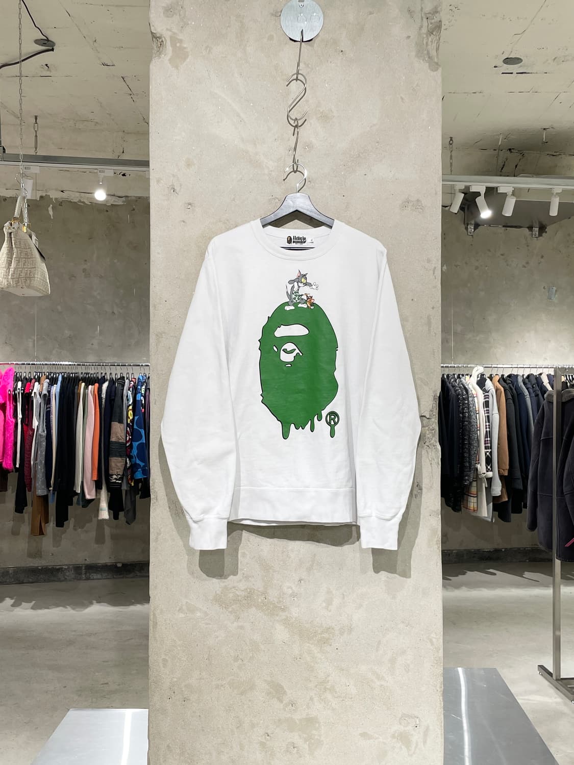 베이프 x 톰과 제리 화이트 페인팅 스웻 셔츠 상품이미지1