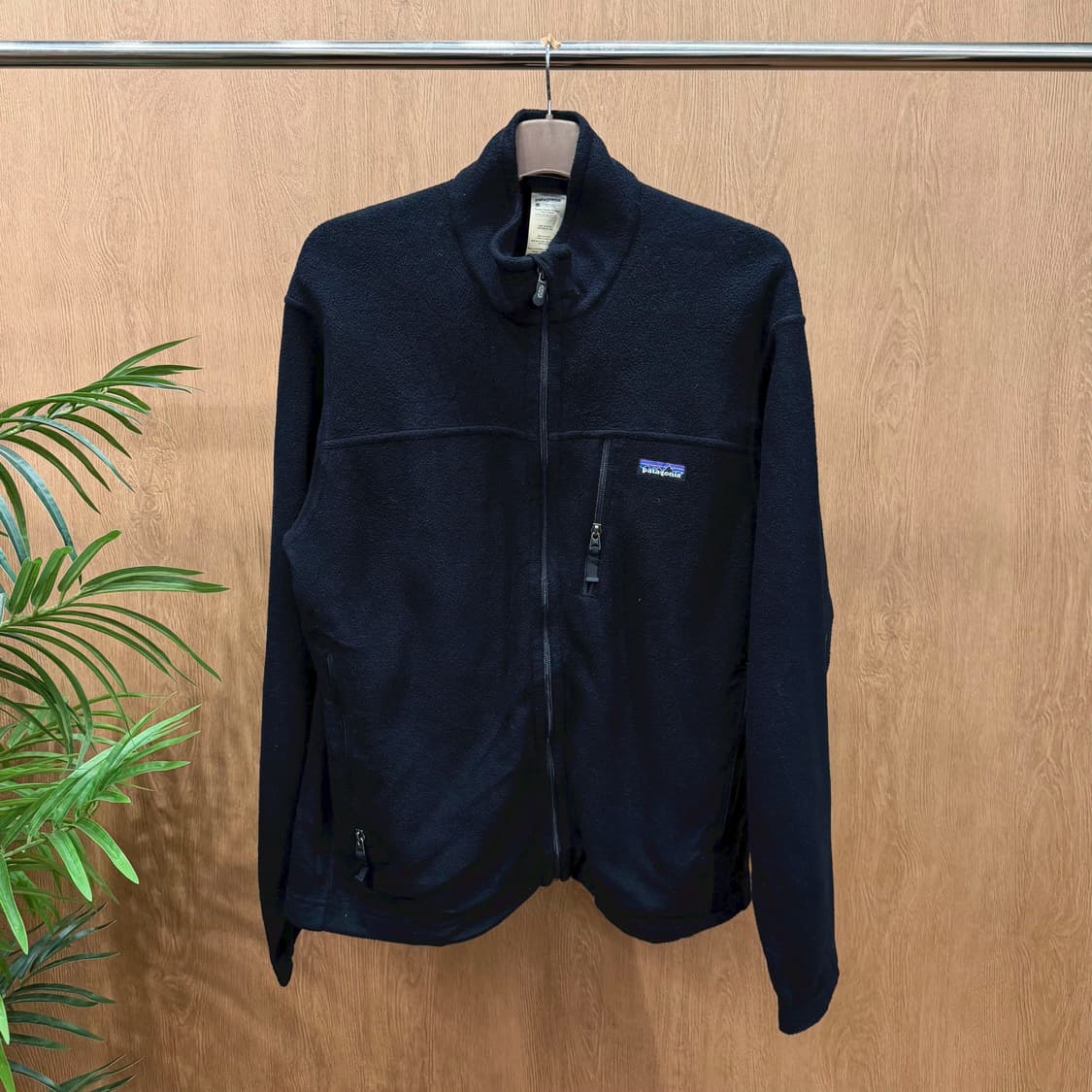 파타고니아 하이넥 풀 집업 플리스 자켓 로고 패치 지퍼 포켓 디테일 블랙 상품이미지1