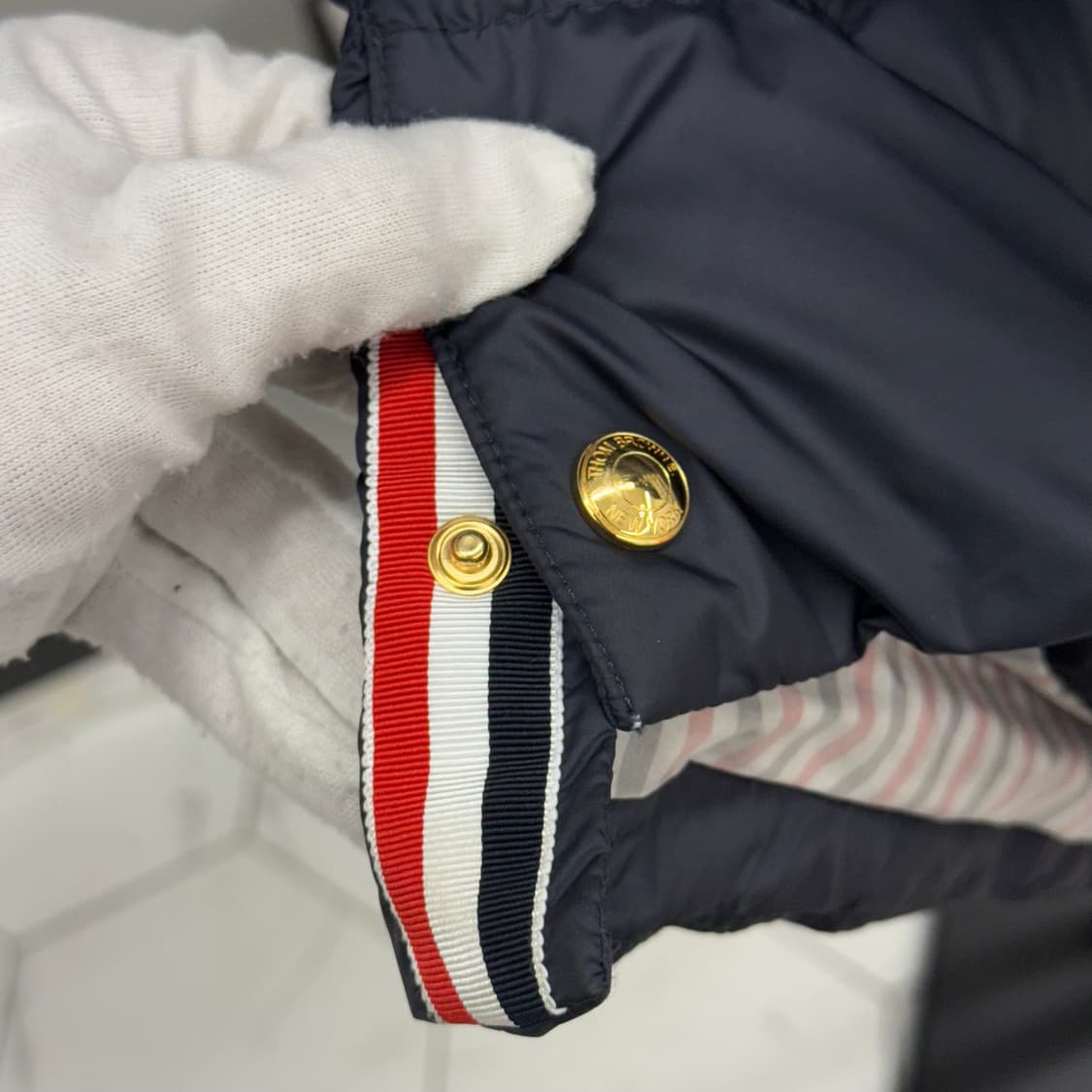 [4] 톰브라운 사선 나일론 금장 조끼패딩 상품이미지5