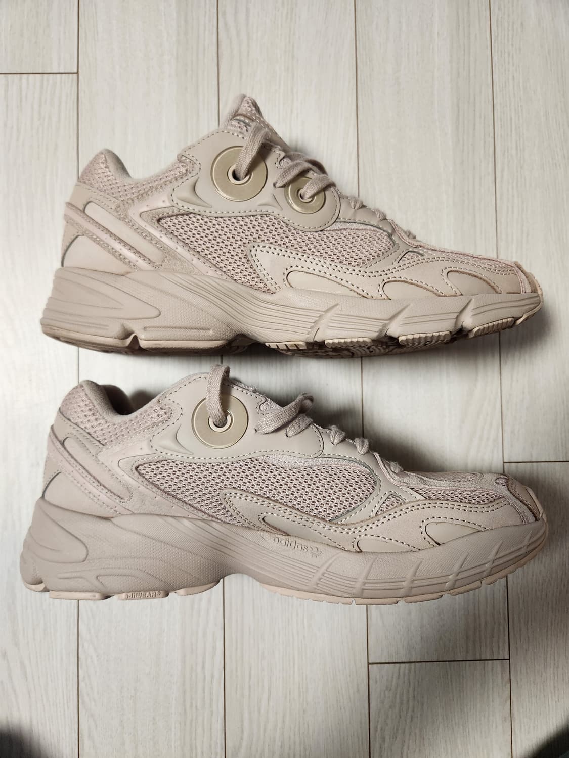 새상품급)아디다스 오리지널 아스티어 운동화(FZ6506) 사이즈255

 상품이미지7