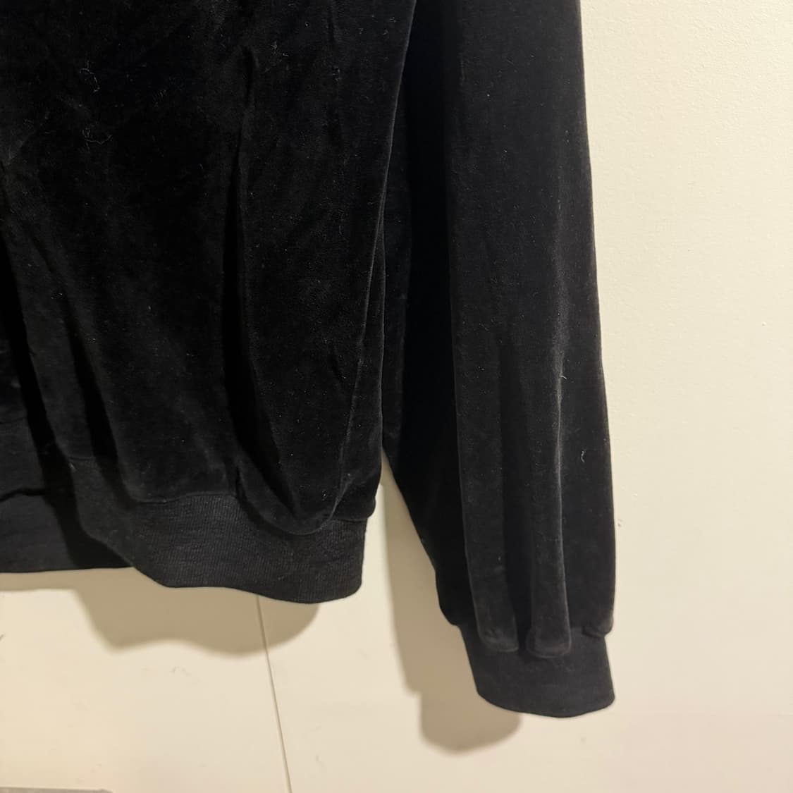 아디다스 벨벳 브이넥 맨투맨 상품이미지4