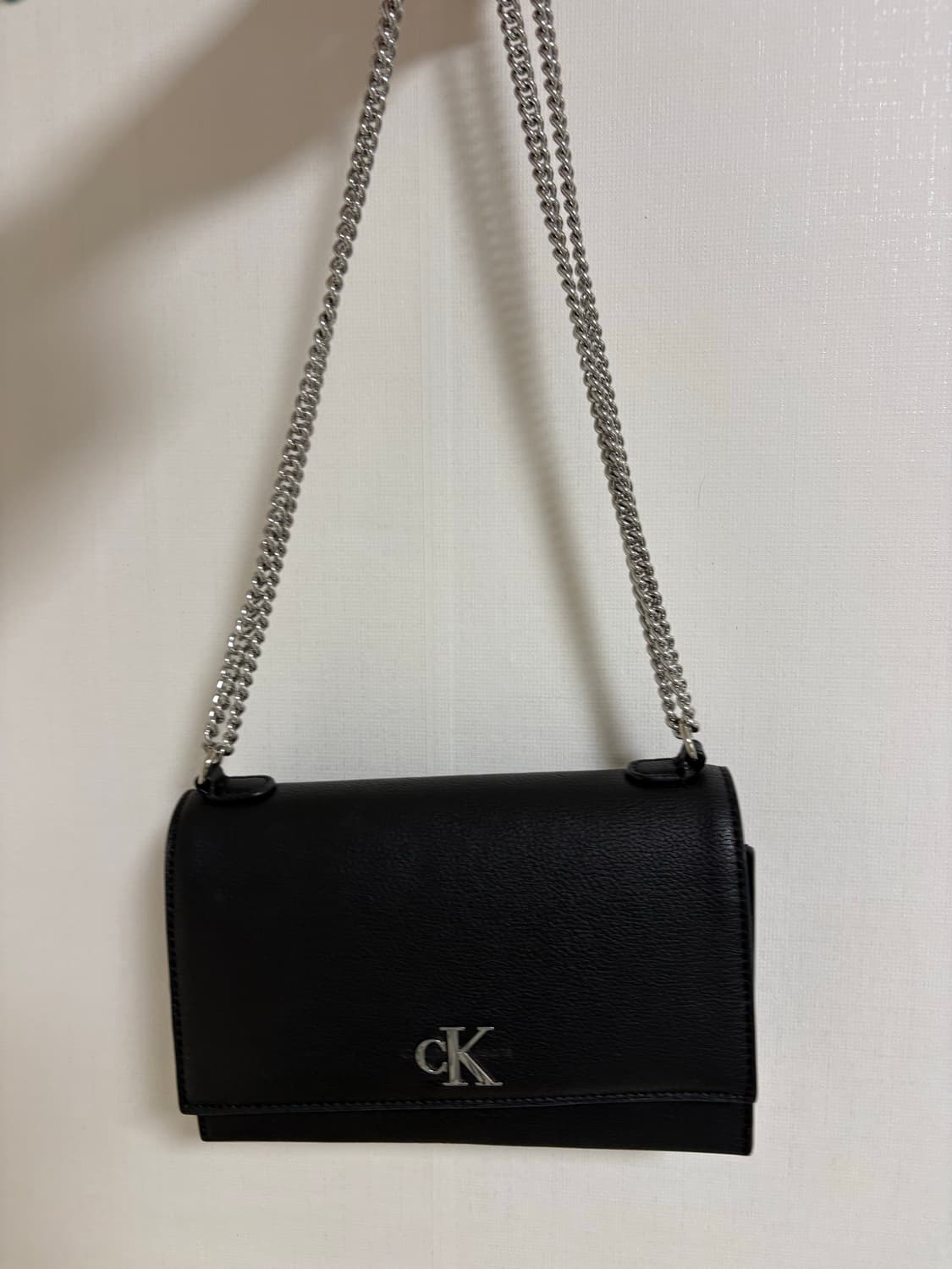 캘빈클라인 미니멀 모노그램 플랩 체인 숄더백 상품이미지5