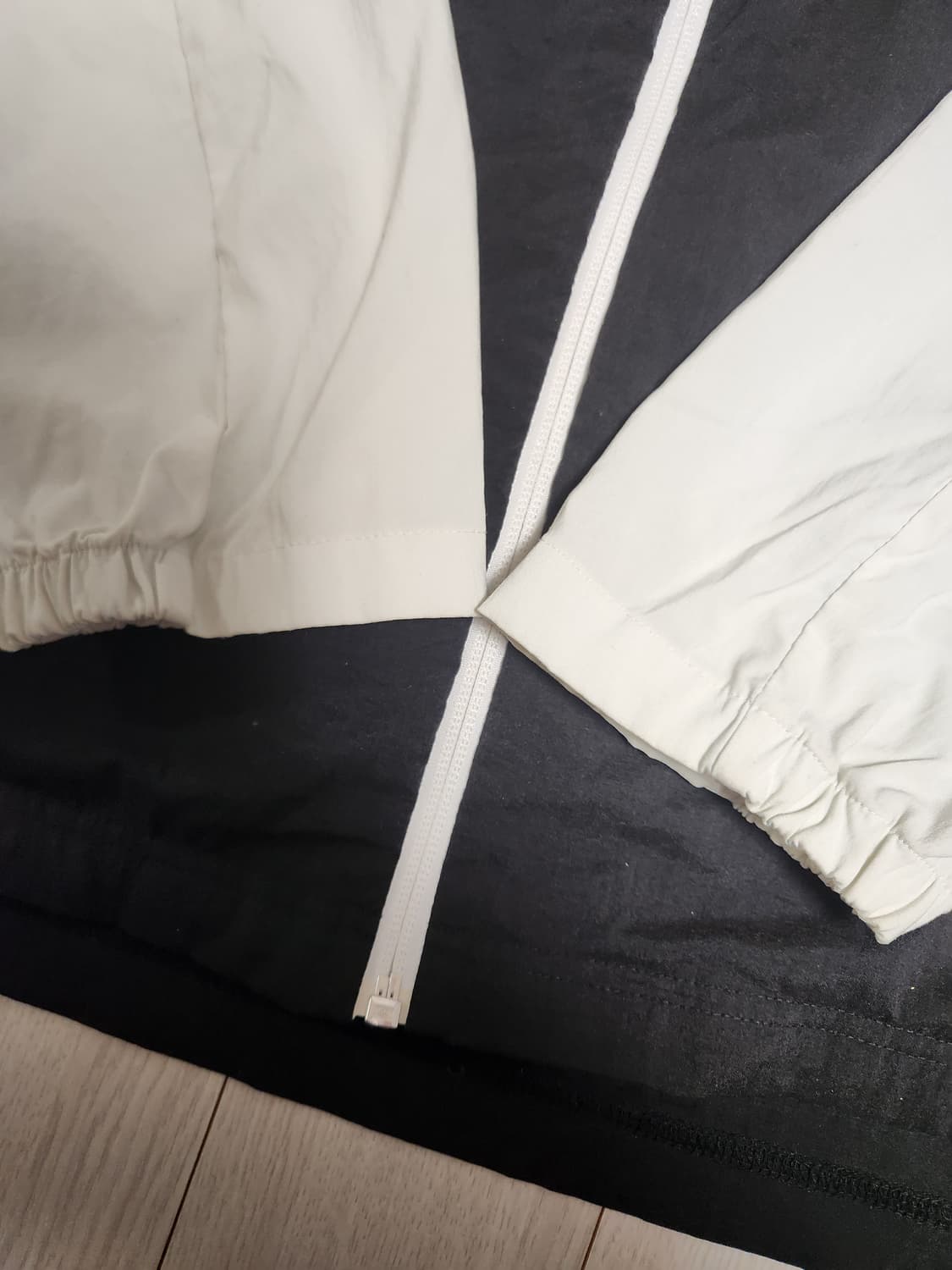 아디다스 바람막이 사이즈M

전체적인 사용감 살짝 있고 왼쪽팔꿈치 부분  상품이미지3