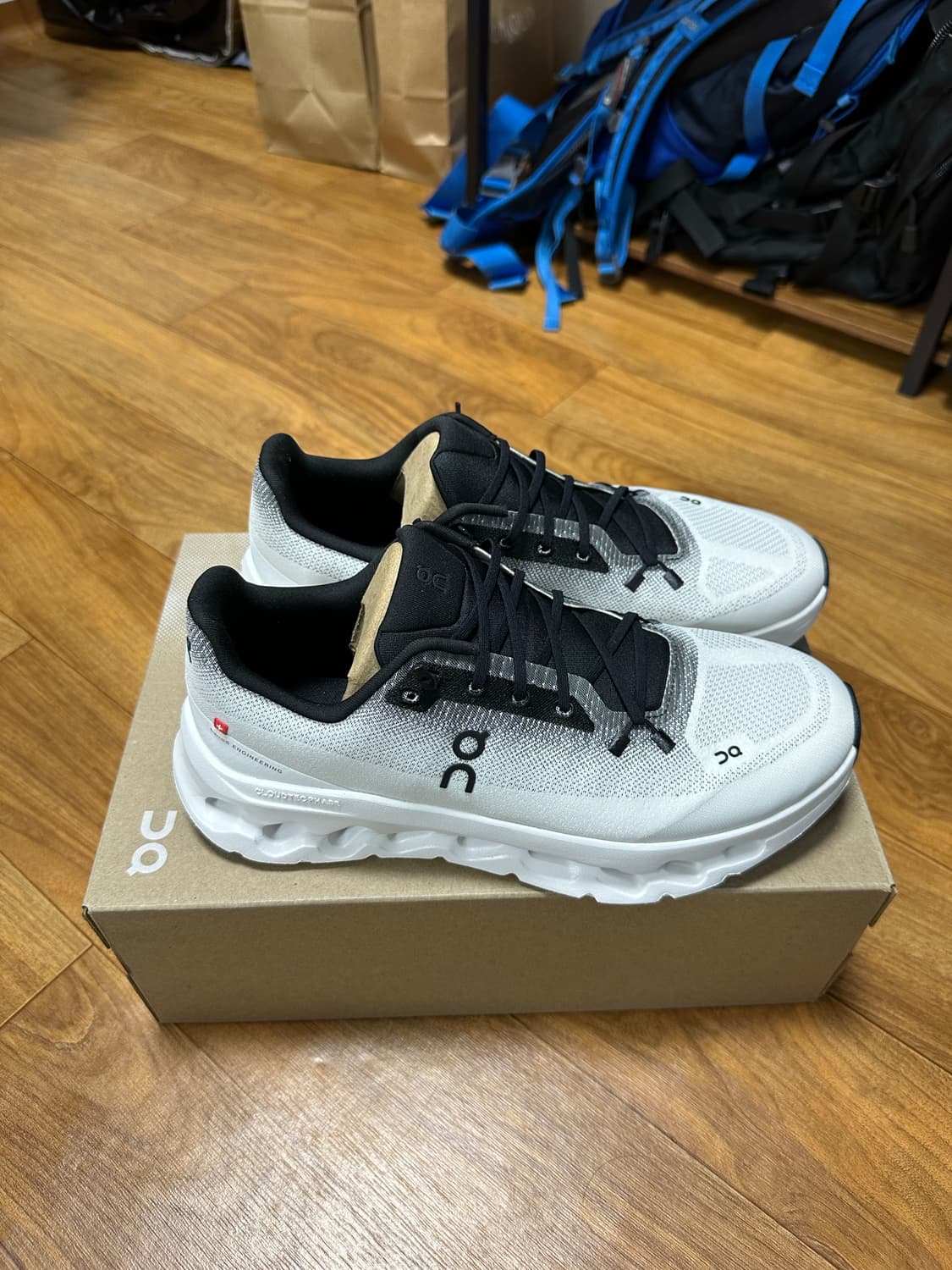 온 러닝 클라우드틸트 블랙 아이보리 275(EU43) 상품이미지3