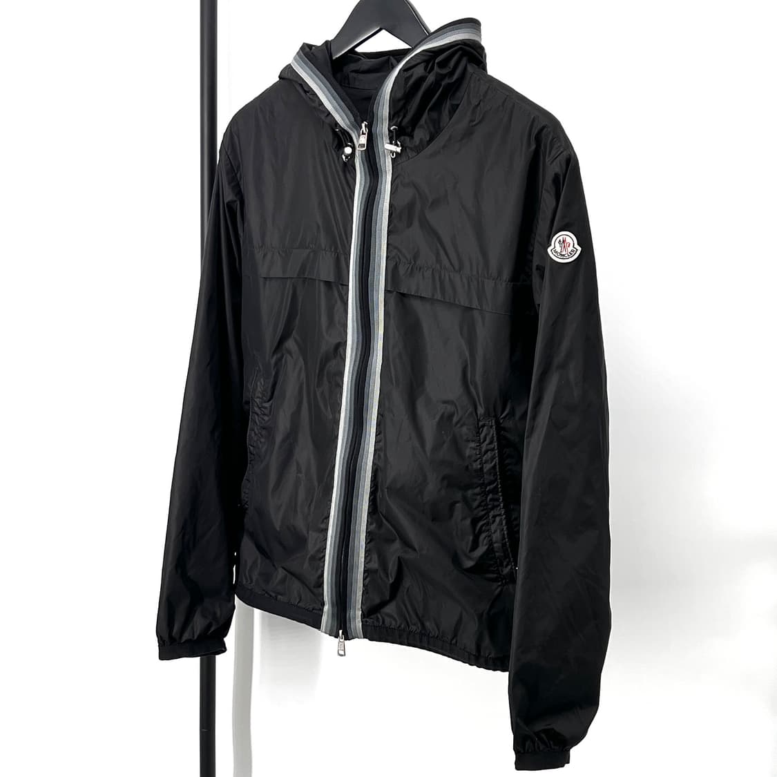 [4사이즈] 몽클레어 바람막이 후드 자켓 블랙 상품이미지3