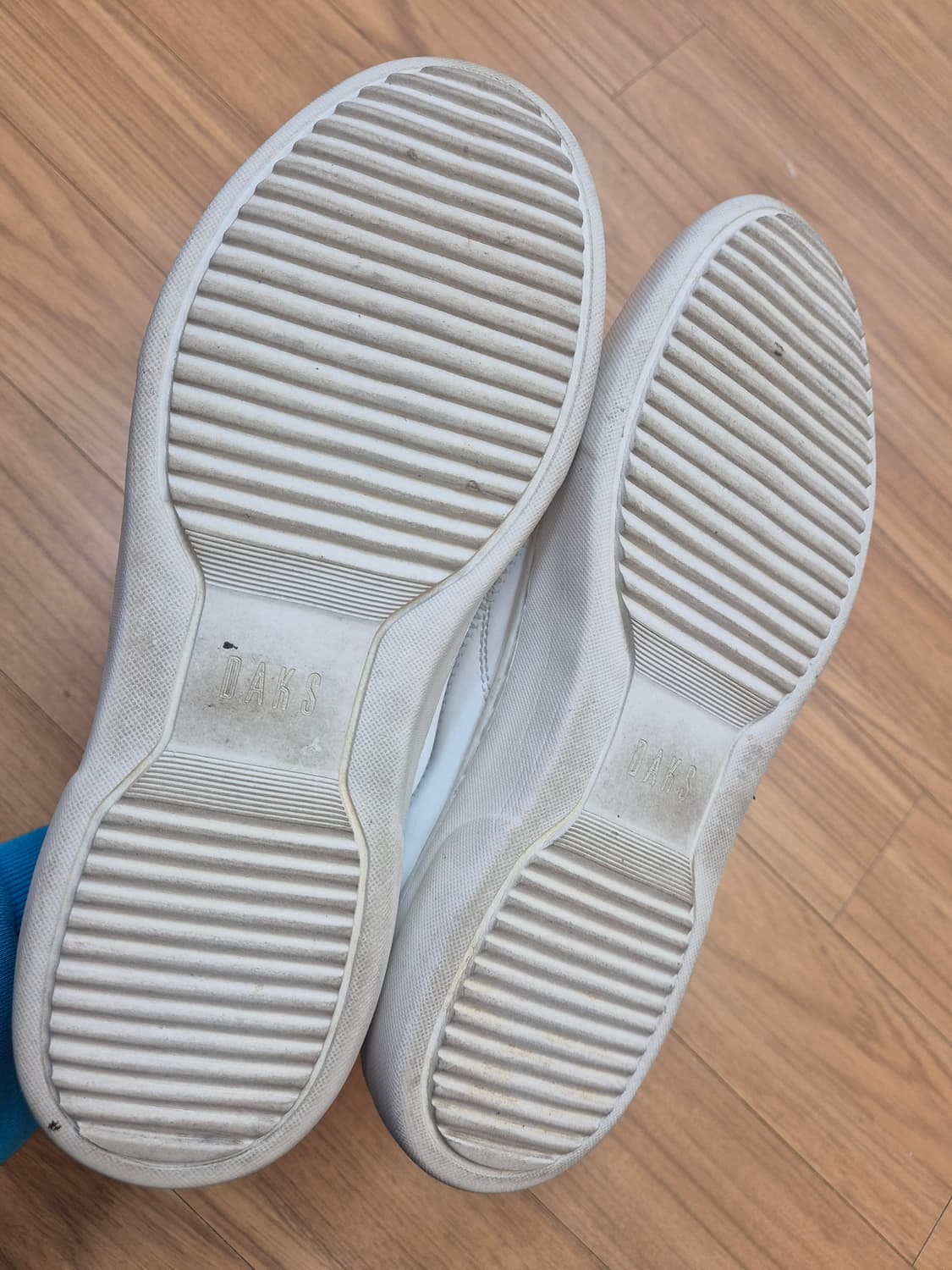 닥스 흰색 가죽 스니커즈 275mm입니다. 흰색 스니커즈라 전체적으로 사 상품이미지4