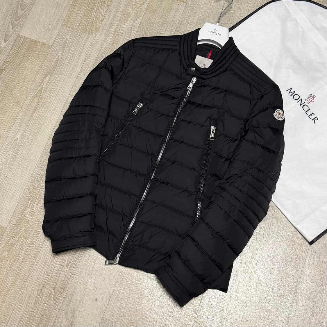 [블랙 3/새상품급] 몽클레어 아미오 경량패딩 자켓 블랙 풀구성 상품이미지1