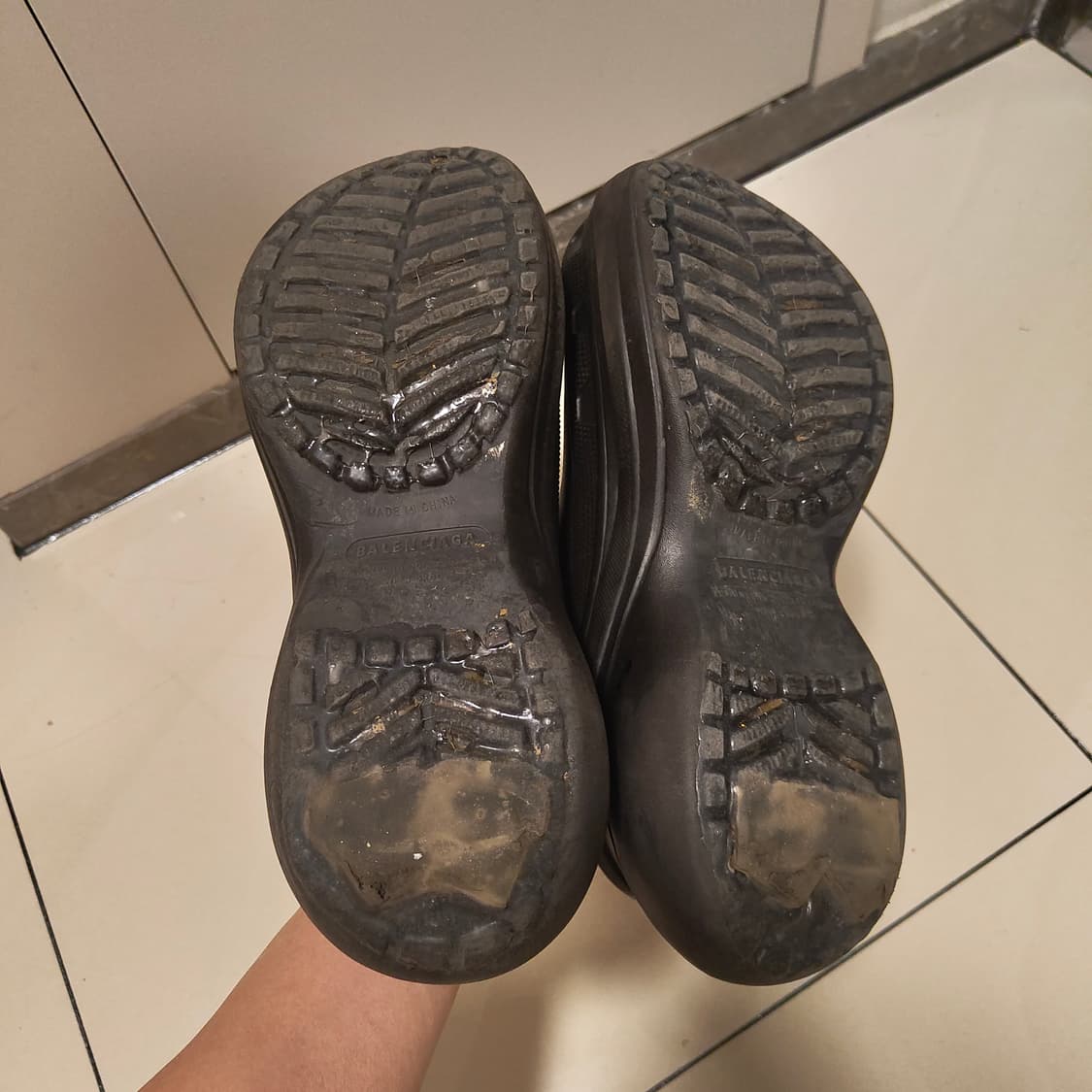 발렌시아가 크록스 클로그 뮬 블랙 43 상품이미지5