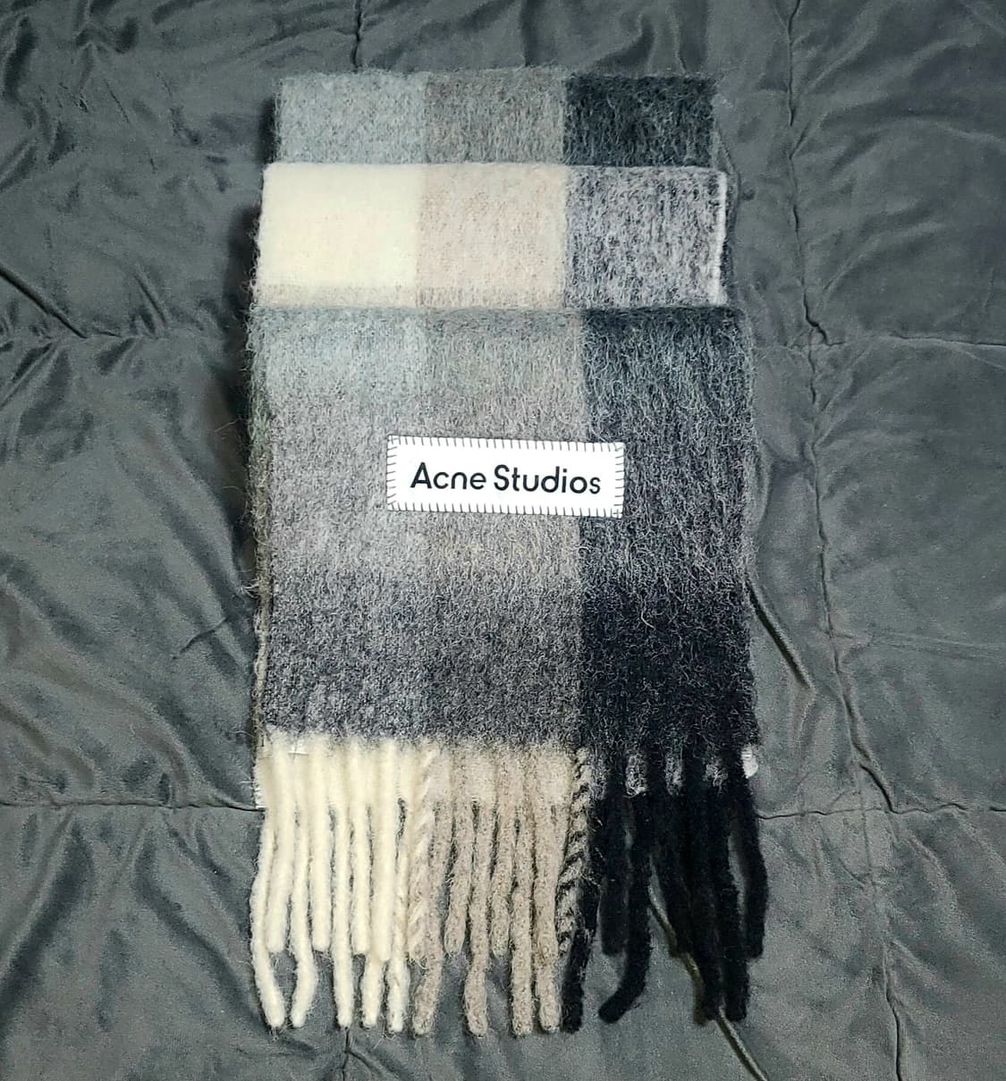 Acne Studios 모헤어 체크 머플러 상품이미지3