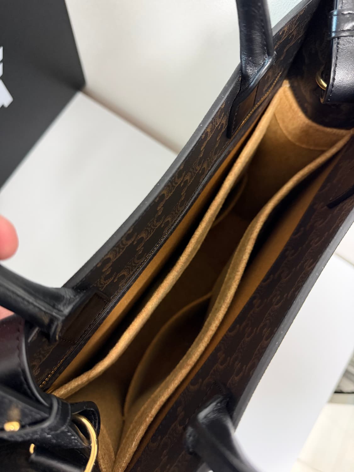 셀린느 트리오페 버티컬 카바스 토트백 미디움 상품이미지8