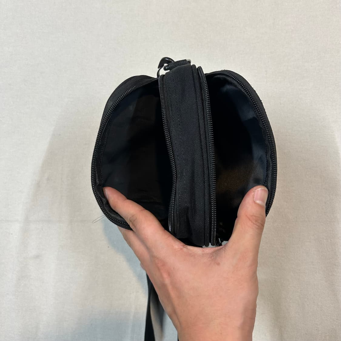 칼하트 WIP 미니 크로스백 가방 블랙 상품이미지4