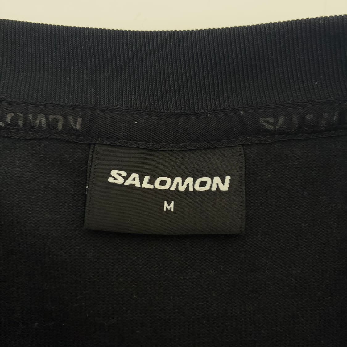 Salomon 블랙 카키 심볼 로고 슬리브 상품이미지5