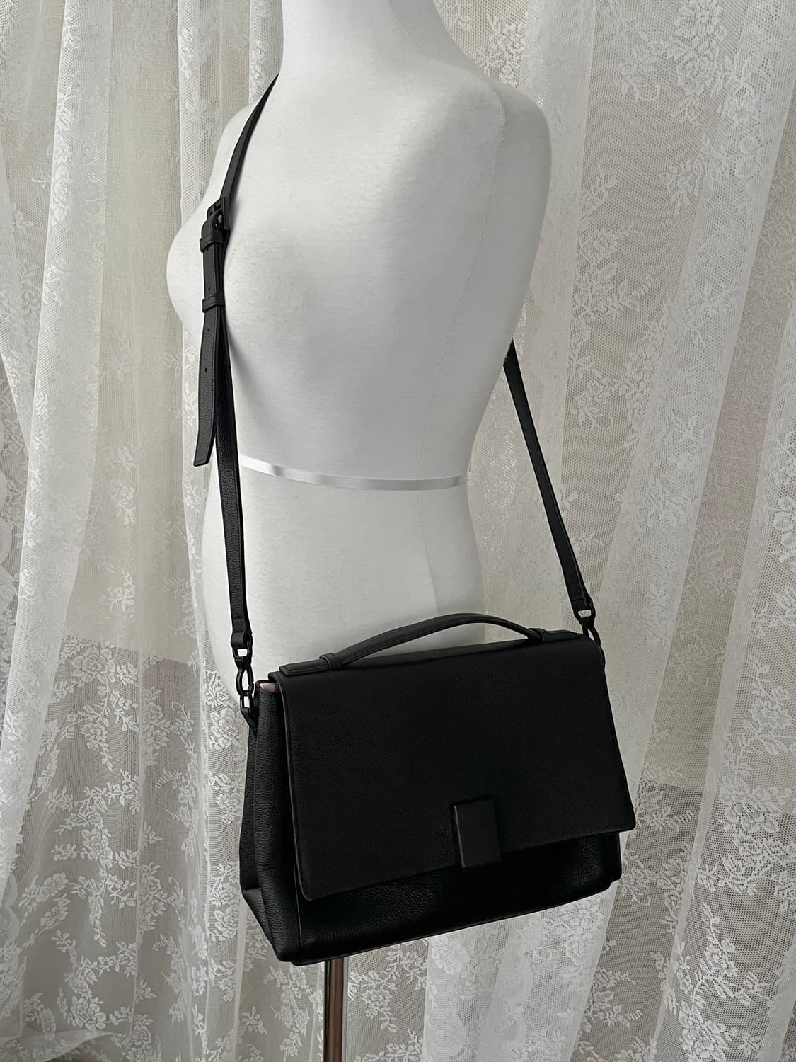 럭키슈에뜨 x 쿠론 크로스백 블랙 상품이미지1