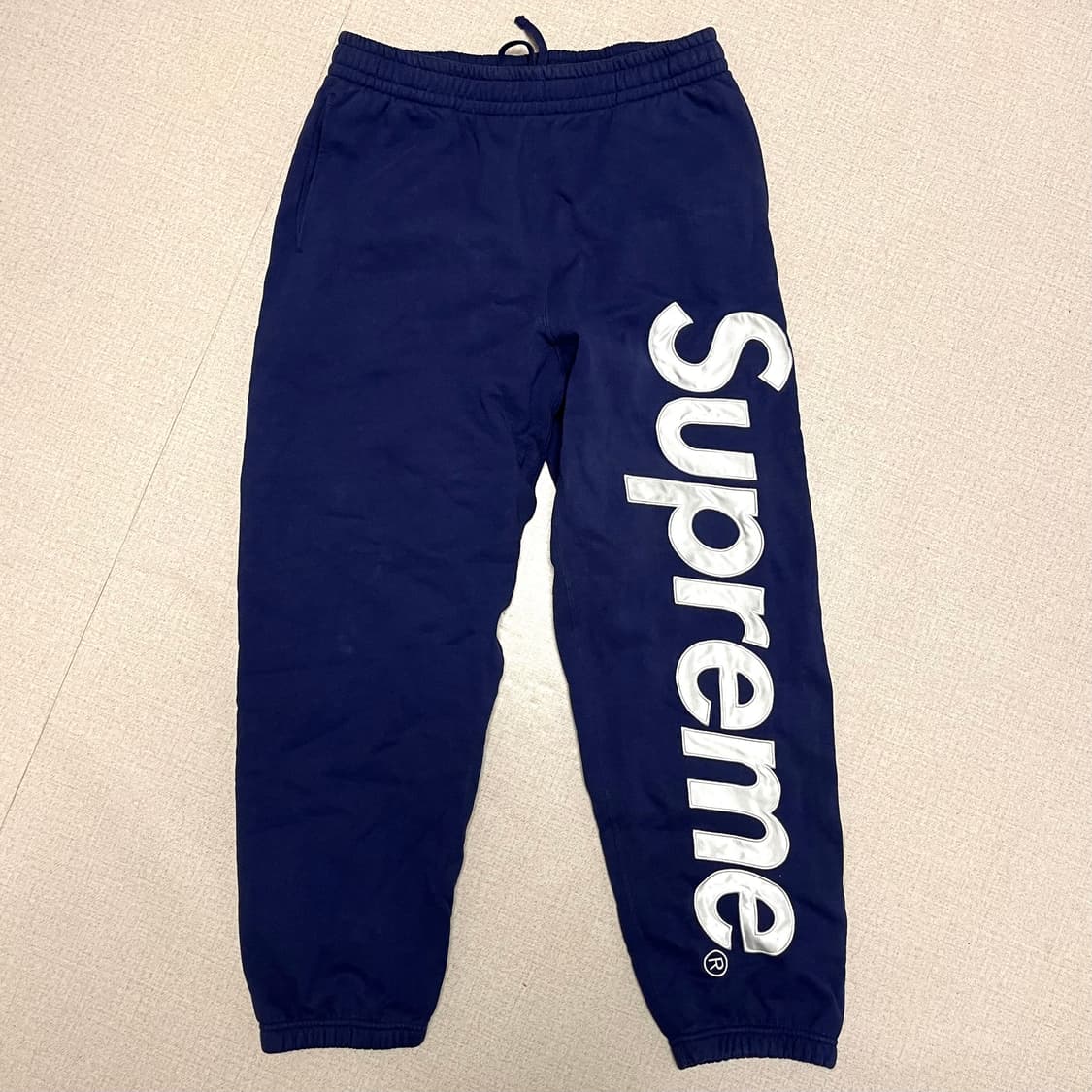 슈프림 사틴 아플리케 스웨트팬츠 워시드 네이비 - 23FW 상품이미지2