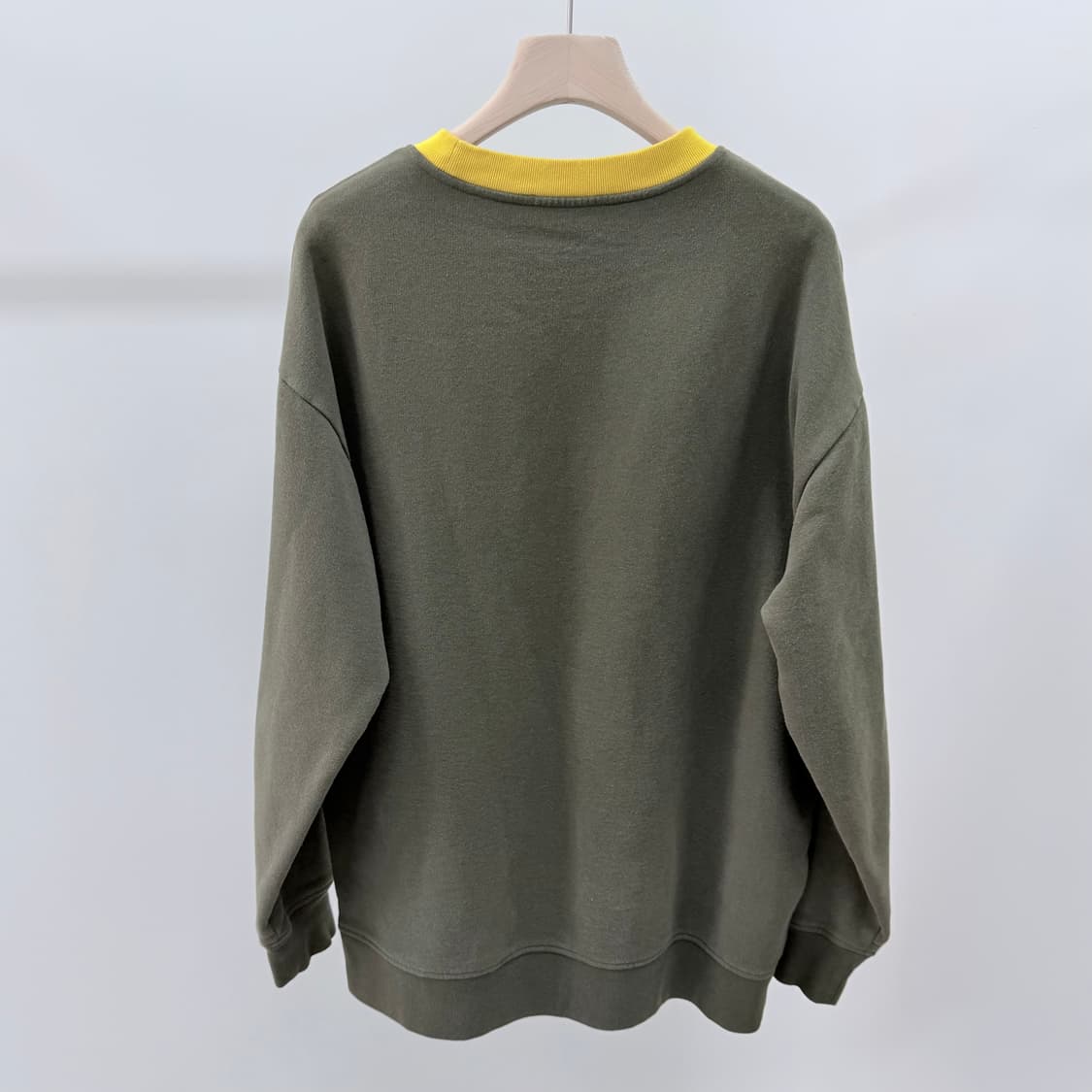 [S+급/XL] 미우미우 클럽 로고 크루넥 맨투맨 카키 상품이미지4