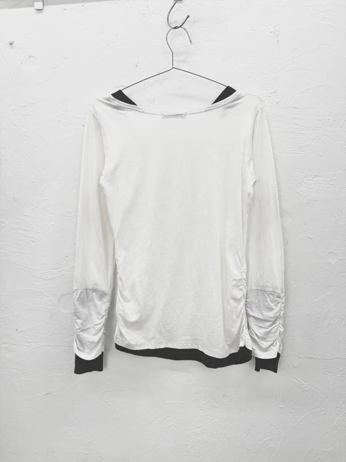 laru 핑거홀 셔링 롱슬리브 상품이미지5