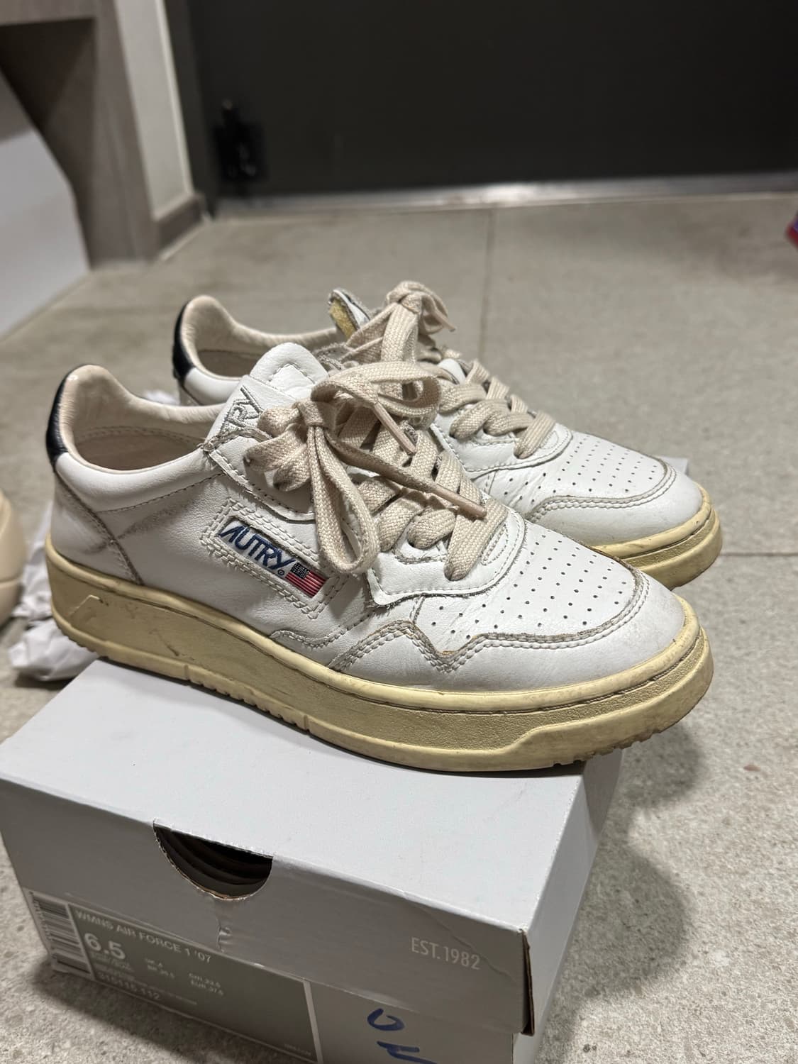 오트리 스니커즈 상품이미지2