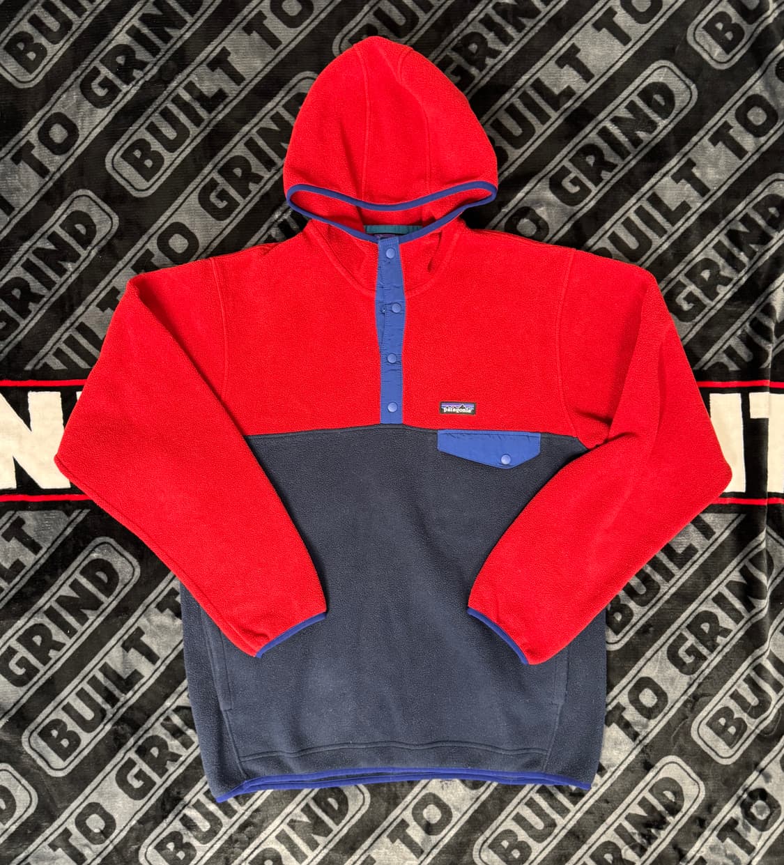 파타고니아 신칠라 스냅 티 후드 풀 오버 레드 앤 네이비 컬러 블록 상품이미지1