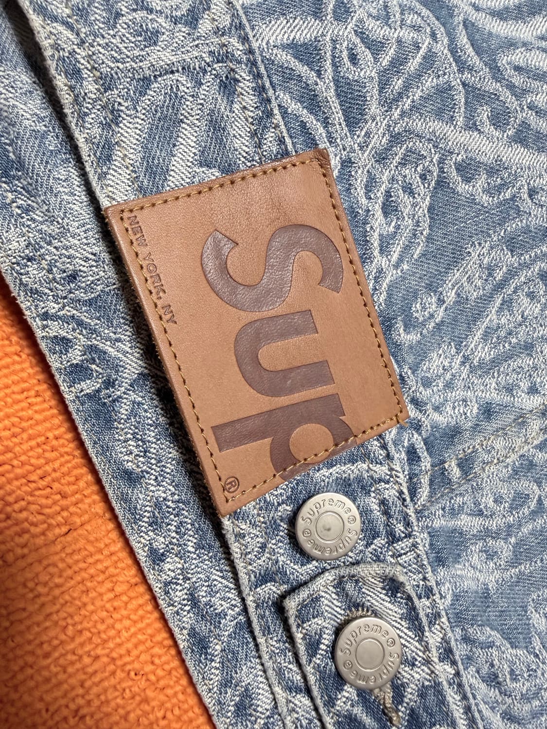 슈프림 스크립트 자카드 데님 트러커 자켓 워시드 블루 - 22FW 상품이미지3