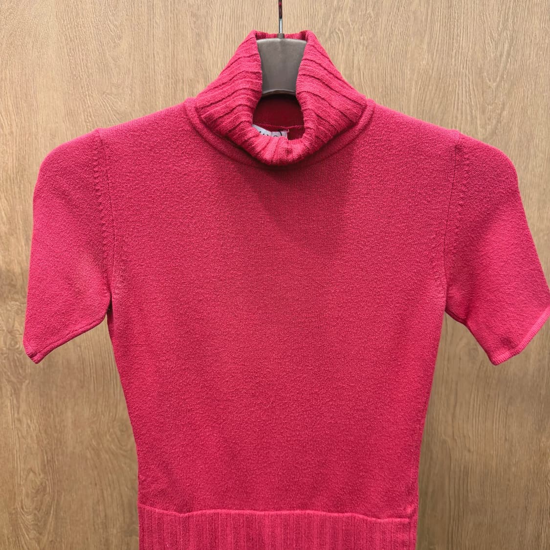 막스앤코 터틀넥 반팔 니트 골지 넥 밑단 디테일 슬림핏 레드 상품이미지4