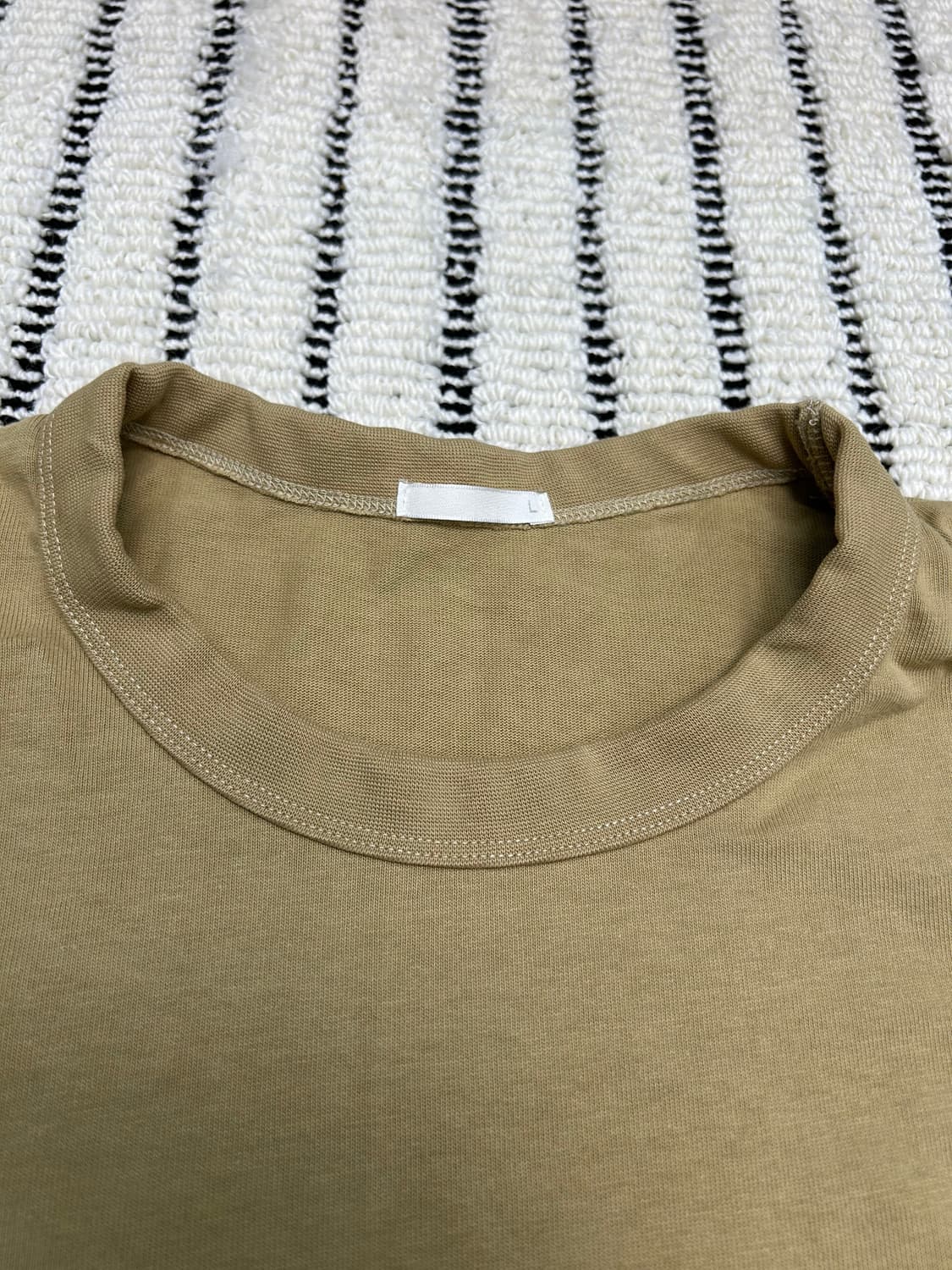 GU 베이지 포켓 티셔츠 상품이미지2