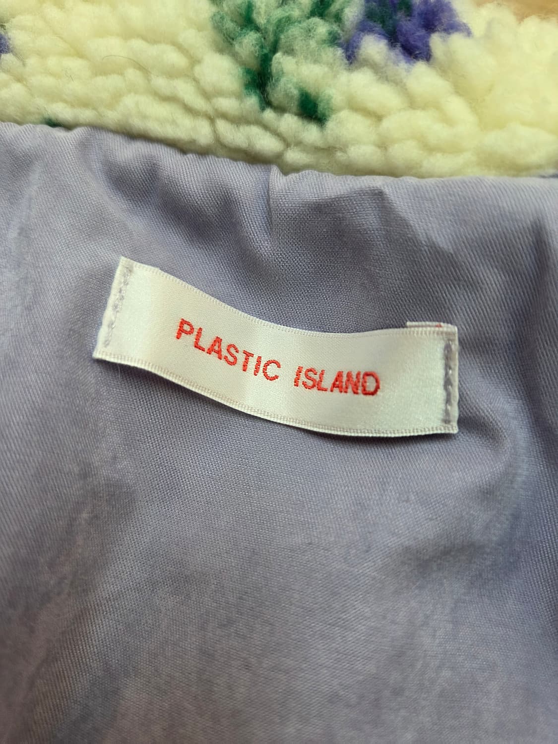 플라스틱 아일랜드 플리스 자켓입니다. 뽀글이 원단에 귀여운 꽃무늬가 포인 상품이미지3