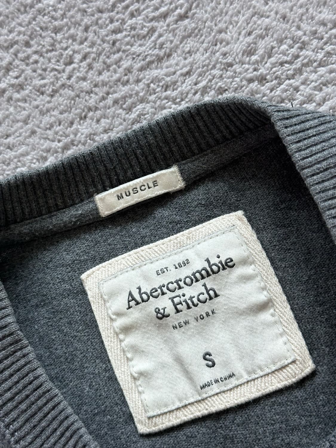 아베크롬비 차콜그레이 브이넥 롱 슬리브  상품이미지3