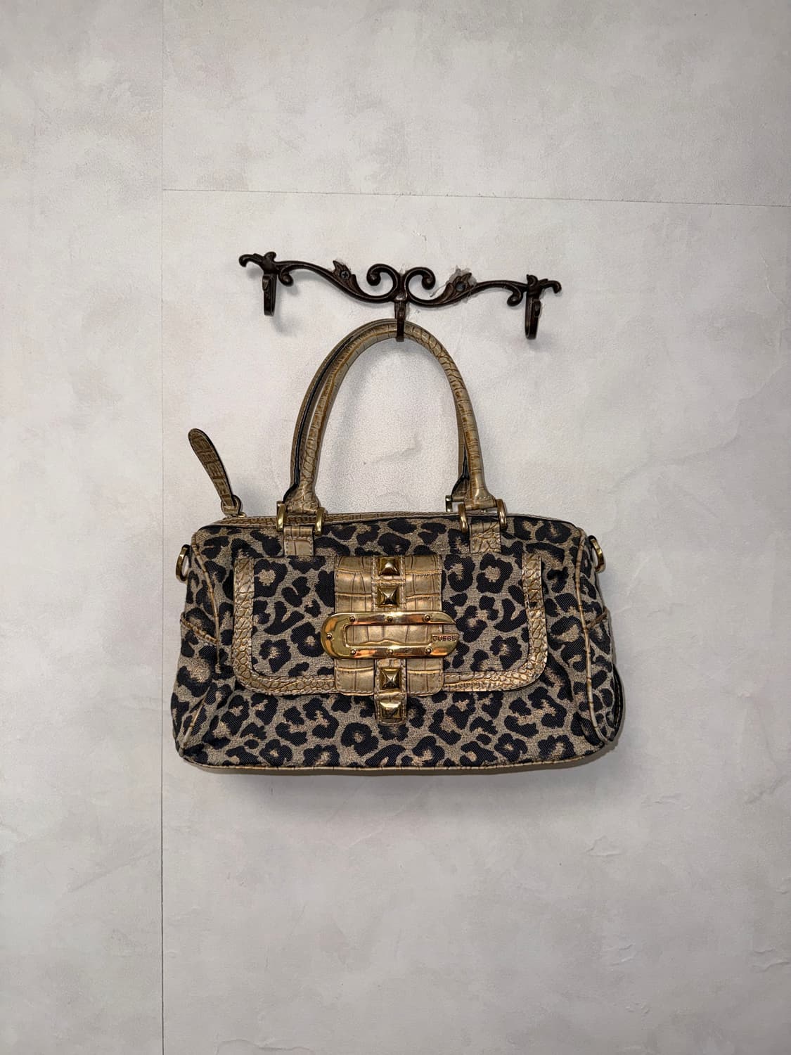 Guess leopard gold buckle python 숄더백 상품이미지1